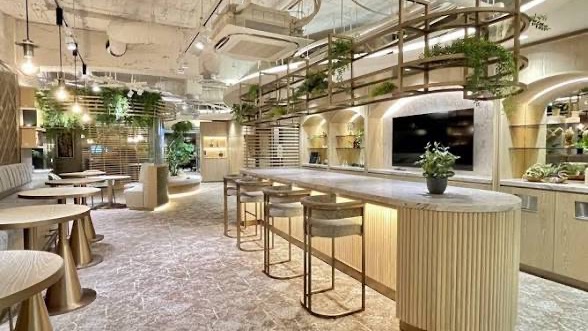 朝、早く出勤したので社内のカフェでのんびりしていると成瀬に話しかけられる。