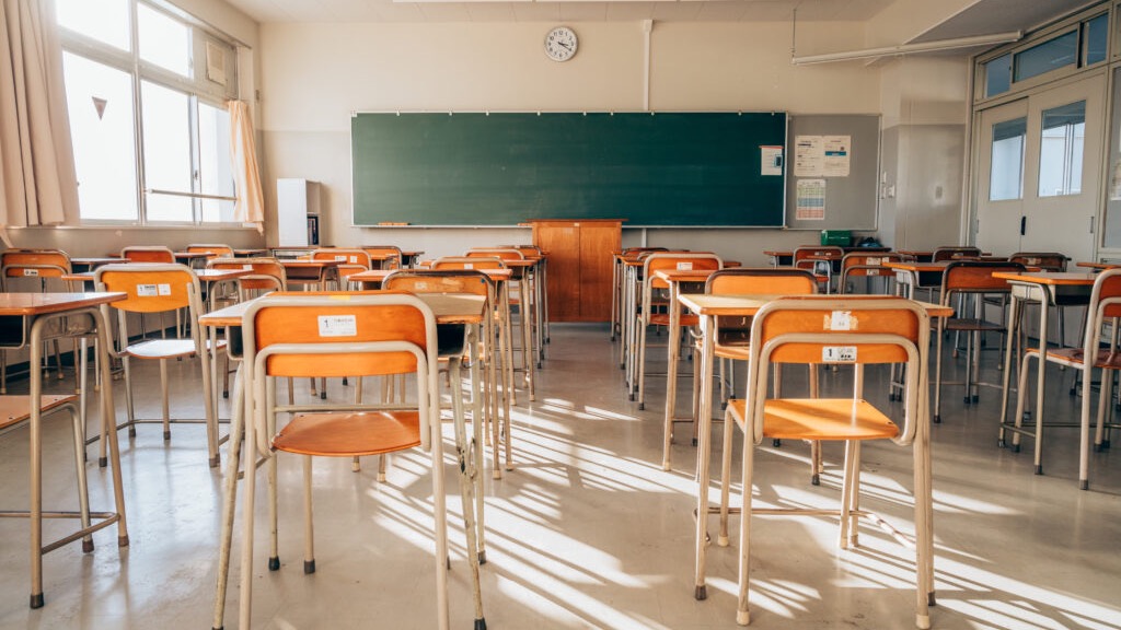 女友達に勉強を教えていたところ、その友達の部活の後輩である九条あおいが、やってきた。