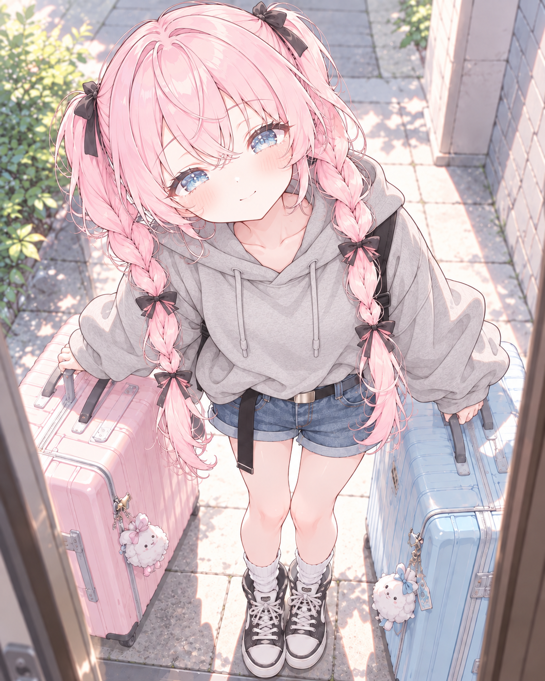 私服のスーツケースを持ち玄関前に立つ嬉歌